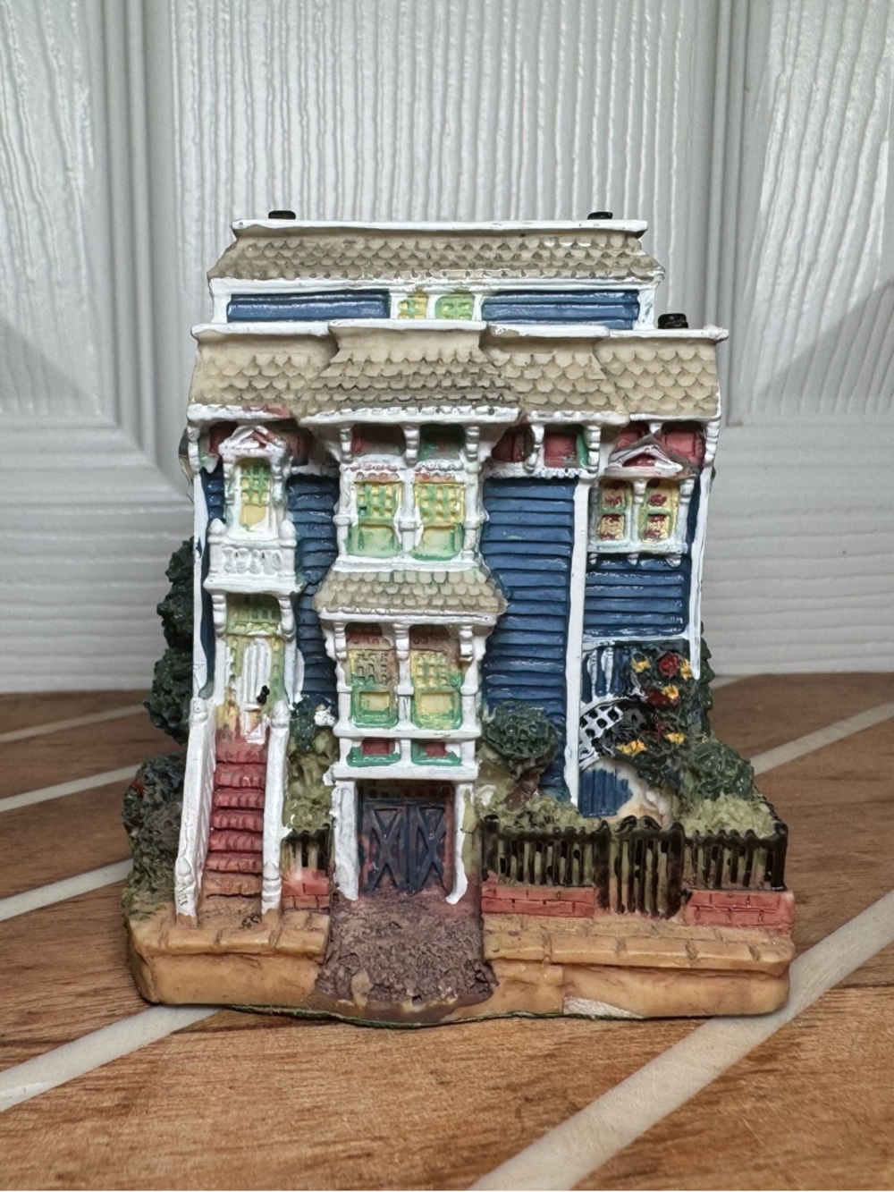 Liberty Falls Governors Mansion Figurine AH105 1996